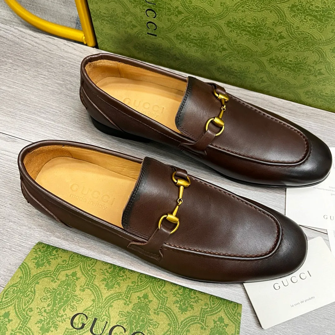 Ex-factory price: 480💰-(Gucci) men’s loafers! Genuine molded horsebit, a classic must-have for your shoe cabinet! The feet are particularly delicate! This Gucci original version is a set last, and we are consistent with the counter! Therefore, it is more comfortable in terms of last shape and comfort! Take it to the counter and compare at will! Good shoes are more than just what they make! But grasp the essence from the inside out! Material: Imported first-layer cowhide! Genuine leather outsole imported from Italy, size: 39-44 (38/45 customized, non-refundable)